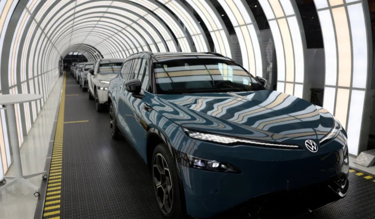 Volkswagen'de tarihi karar günü: 4 fabrika ve 100 bin çalışan risk altında 6 Volkswagen039de-tarihi-karar-gunu-4-fabrika-ve-100-bin-calisan-risk-altinda-featured