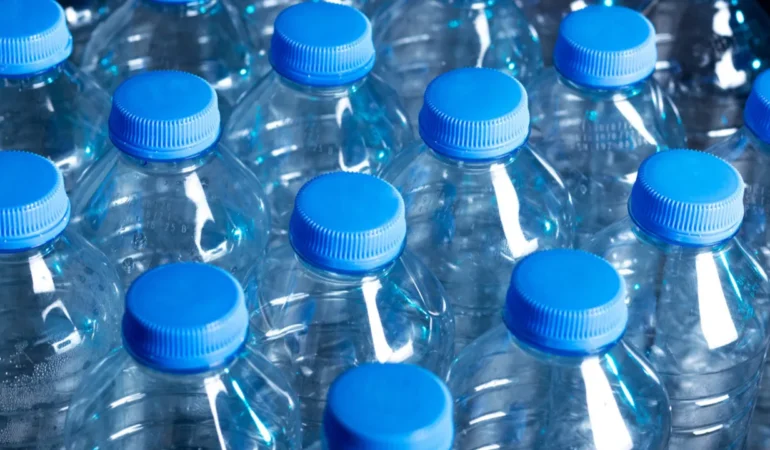 AB'den Plastik Ambalajlara PFAS Sınırı: Yeni Dönem Başlıyor 1 AB8217den-Plastik-Ambalajlara-PFAS-Siniri-Yeni-Donem-Basliyor-featured