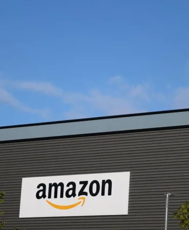 Amazon'un piyasa değeri ilk kez 3 trilyon doları aştı 2 Amazon039un-piyasa-degeri-ilk-kez-3-trilyon-dolari-asti-featured