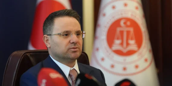 Bakan Gürlek duyurdu: Türkiye'yi 2,5 milyar TL dolandıran "haksız vatandaşlık" çetesine oprasyon