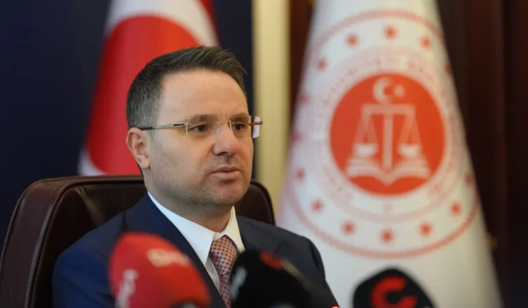 Bakan-Gurlek-duyurdu-Turkiye039yi-25-milyar-TL-dolandiran-quothaksiz-vatandaslikquot-cetesine-oprasyon-featured