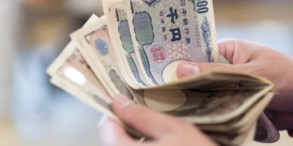 Dolar/Yen 160’a Yaklaştı: Faiz Artırımı Sinyali mi?