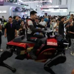 Dort-Ayakli-Robot-At-Iki-Kisi-Tasiyor-40-Km-Gidiyor-featured