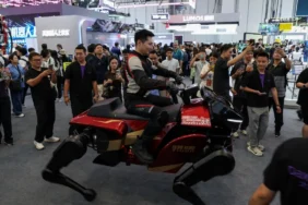 Dort-Ayakli-Robot-At-Iki-Kisi-Tasiyor-40-Km-Gidiyor-featured