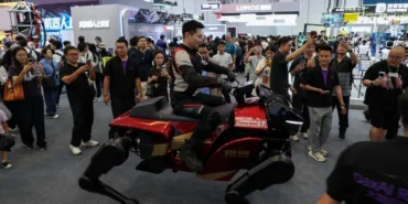 Dort-Ayakli-Robot-At-Iki-Kisi-Tasiyor-40-Km-Gidiyor-featured