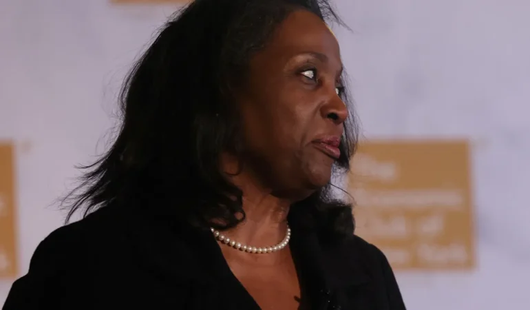 Fed-uyesi-Cook-ile-ugrasmaya-devam-ediyor-Gorevden-alma-sureci-yeniden-basladi-featured