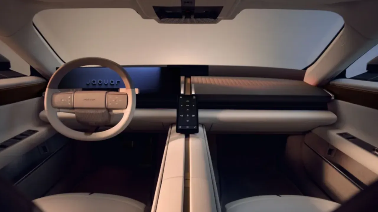 Jaguar-Type-018217de-Luks-ve-Teknoloji-Bulustu-featured