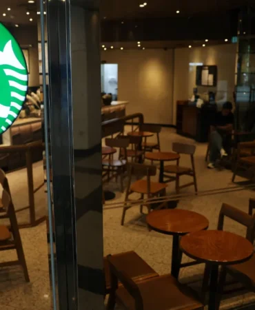 Olayli-kampanya-Gwangju-Katliamini-cagristirmisti-Starbucks-Koreye-polis-baskini-featured