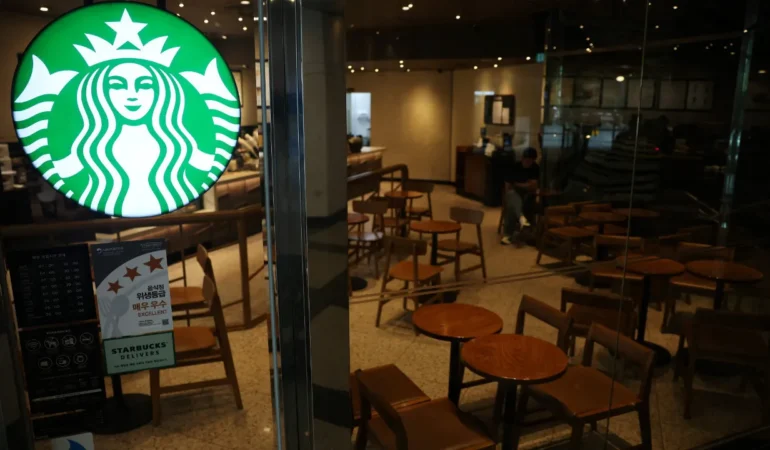 Olaylı kampanya, Gwangju Katliamı’nı çağrıştırmıştı: Starbucks Kore’ye polis baskını 1 Olayli-kampanya-Gwangju-Katliamini-cagristirmisti-Starbucks-Koreye-polis-baskini-featured