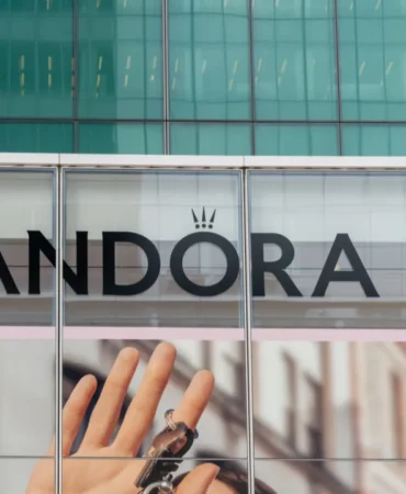 Pandora-Gumus-Yerine-Platin-Kaplamaya-Yoneliyor-featured