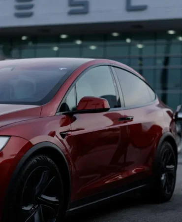 Tesla-Araclari-Far-Sorunu-Nedeniyle-Geri-Cagriliyor-featured