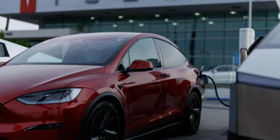 Tesla Araçları Far Sorunu Nedeniyle Geri Çağrılıyor