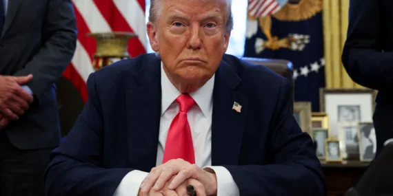 Trump'tan Hürmüz Boğazı'nda kritik mesaj: "İran'a hiçbir şey geçemez"