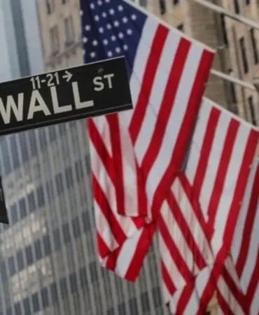 Wall-Street039te-tarihi-kapanis-Dow-Jones-ve-SampP-500-rekor-tazeledi-featured