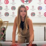 22 Yaşında Kadın Futbol Teknik Direktörü Devrim Yarattı 18 22-Yasinda-Kadin-Futbol-Teknik-Direktoru-Devrim-Yaratti-featured