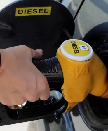 ABD Dizel Fiyatları Rekor Kırdı: 8 Dolar Aşildi 8 ABD-Dizel-Fiyatlari-Rekor-Kirdi-8-Dolar-Asildi-featured