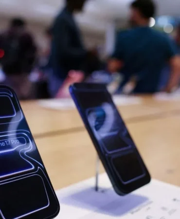 Apple8217dan-Tarihi-Lansman-Katlanabilir-iPhone-Sahne-Aliyor-featured
