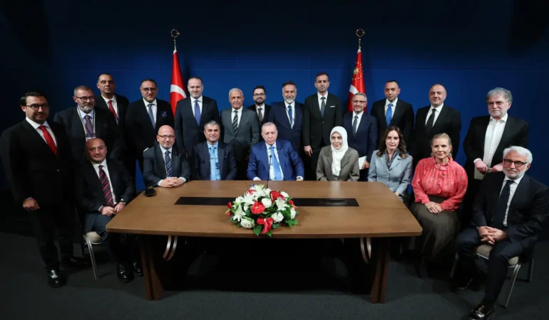 Erdoğan'dan Fon Soruşturması Açıklaması: "Hukuk Önünde Hesap Verecekler" 6 Erdogan8217dan-Fon-Sorusturmasi-Aciklamasi-8220Hukuk-Onunde-Hesap-Verecekler8221-featured