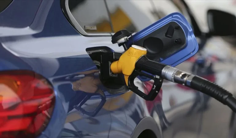 Motorinde-Tarihi-Rekor-Litre-Fiyati-100-TL8217yi-Asti-featured