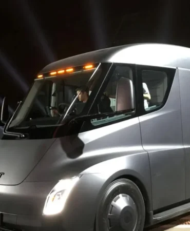 Tesla-Semi-Teslimatlari-Basladi-Beklenen-Gun-Geldi-featured