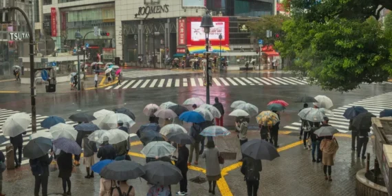 Tokyo’da 139 Yıllık Rekor: Yağmur Hayatı ve Fiyatları Vurdu