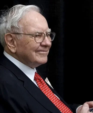 Warren-Buffett-Koltugu-Birakiyor-Berkshire-Yonetiminde-Devir-Teslim-featured