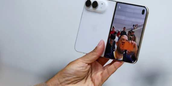 Apple’ın Yeni Katlanabilir iPhone’u Talebi Coşturdu