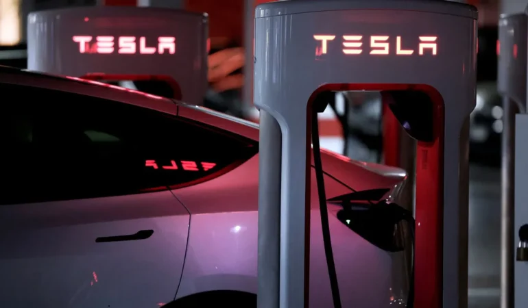 Tesla8217dan-Suruculere-Acil-Durumda-Kacis-Ozelligi-featured